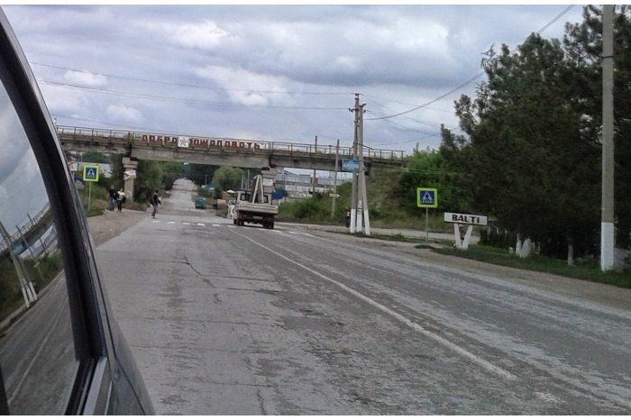 Bălţenii sunt nemulţumiţi de drumuri proaste, salubrizare necalitativă şi lipsa locurilor de muncă.