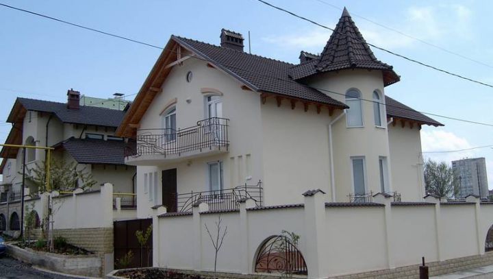 A revenit după tratament din străinătate şi a aflat că în locuinţa sa, pe care o construieşte din anii '90, este înscris un străin.