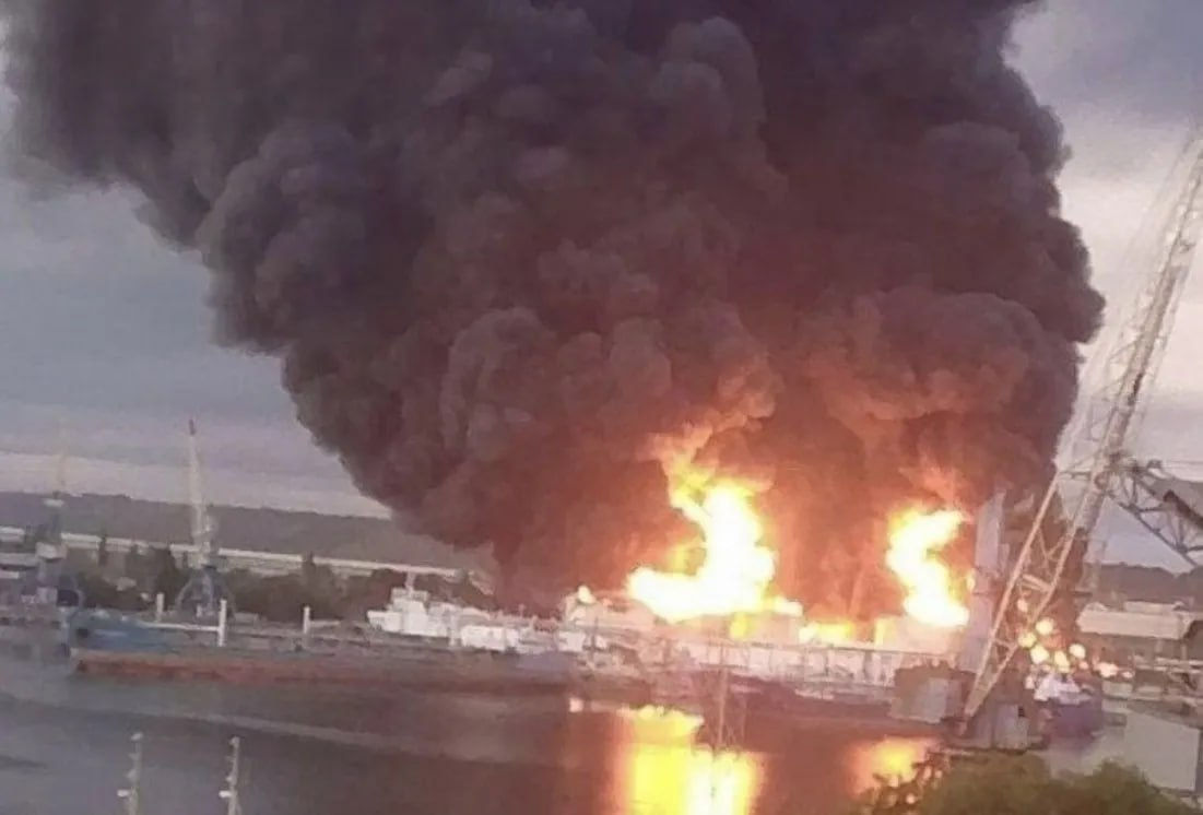 Dronele ucrainene au atacat Crimeea: Un incendiu a izbucnit în portul Kerci.