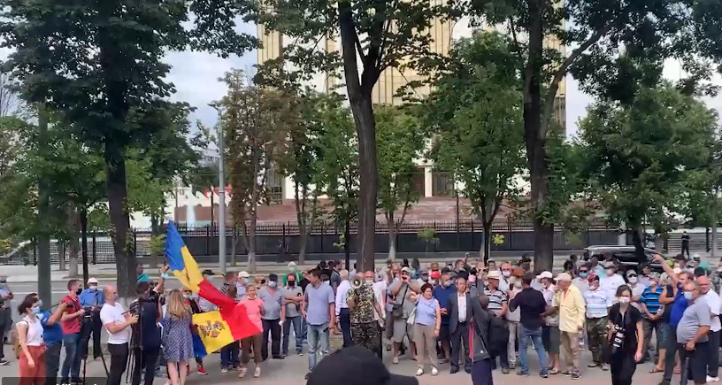 Перед парламентом манифестанты скандируют: «Долой правительство!».