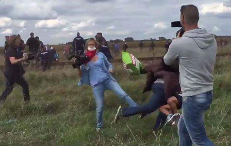 Обнаружились еще видеоролики, на которых Ласло пинает беженцев.