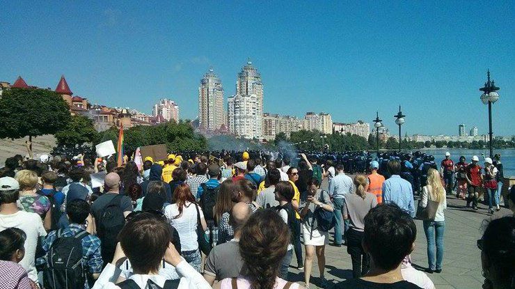 Собравшиеся пришли выразить протест против беспорядка в стране и потребовать проведения реформ.