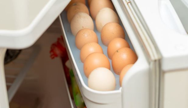 De ce ouăle nu trebuie ţinute pe uşa frigiderului