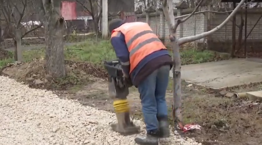 К дому министра сельского хозяйства прокладывают новое дорожное покрытие.