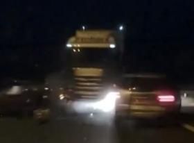 Maşini spulberate de un camion în Marea Britanie. 