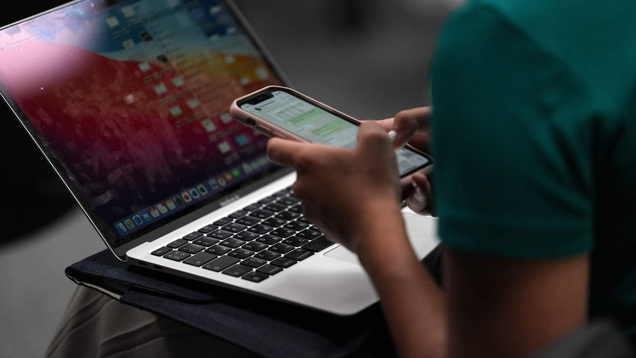 Стартап из США готов платить кандидату $800 за смену за «буллинг чат-ботов».