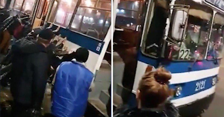 В столице люди раскачивали троллейбус, застрявший на бордюре.