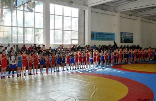 Peste 170 de sportivi, reuniţi la Campionatul Moldovei de lupte libere. 