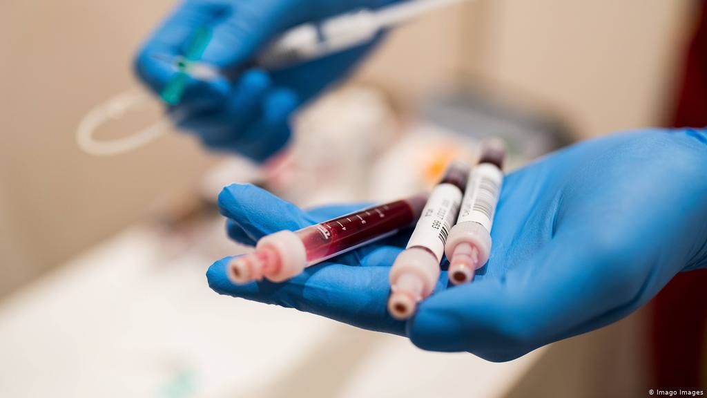 Ученые выяснили, сколько сохраняется иммунитет у переболевших COVID-19.