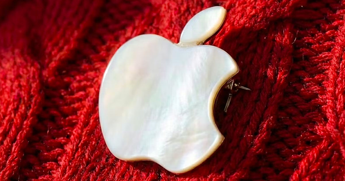 Apple lucrează la un dispozitiv portabil cu inteligență artificială de dimensiunea unui AirTag.