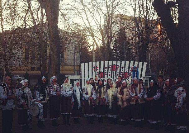 Inaugurarea instalaţiei, în ajun de Crăciun, a fost însoţită de o ceată de colindători.