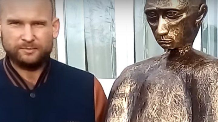 Cea mai stranie statuie a lui Putin. Cum l-a sculptat un artist