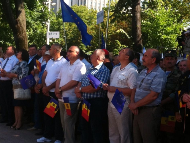 Mii de oameni s-au adunat in fata Parlamentului pentru a sustine Legislativul in ratificarea Acordului de Asociere.