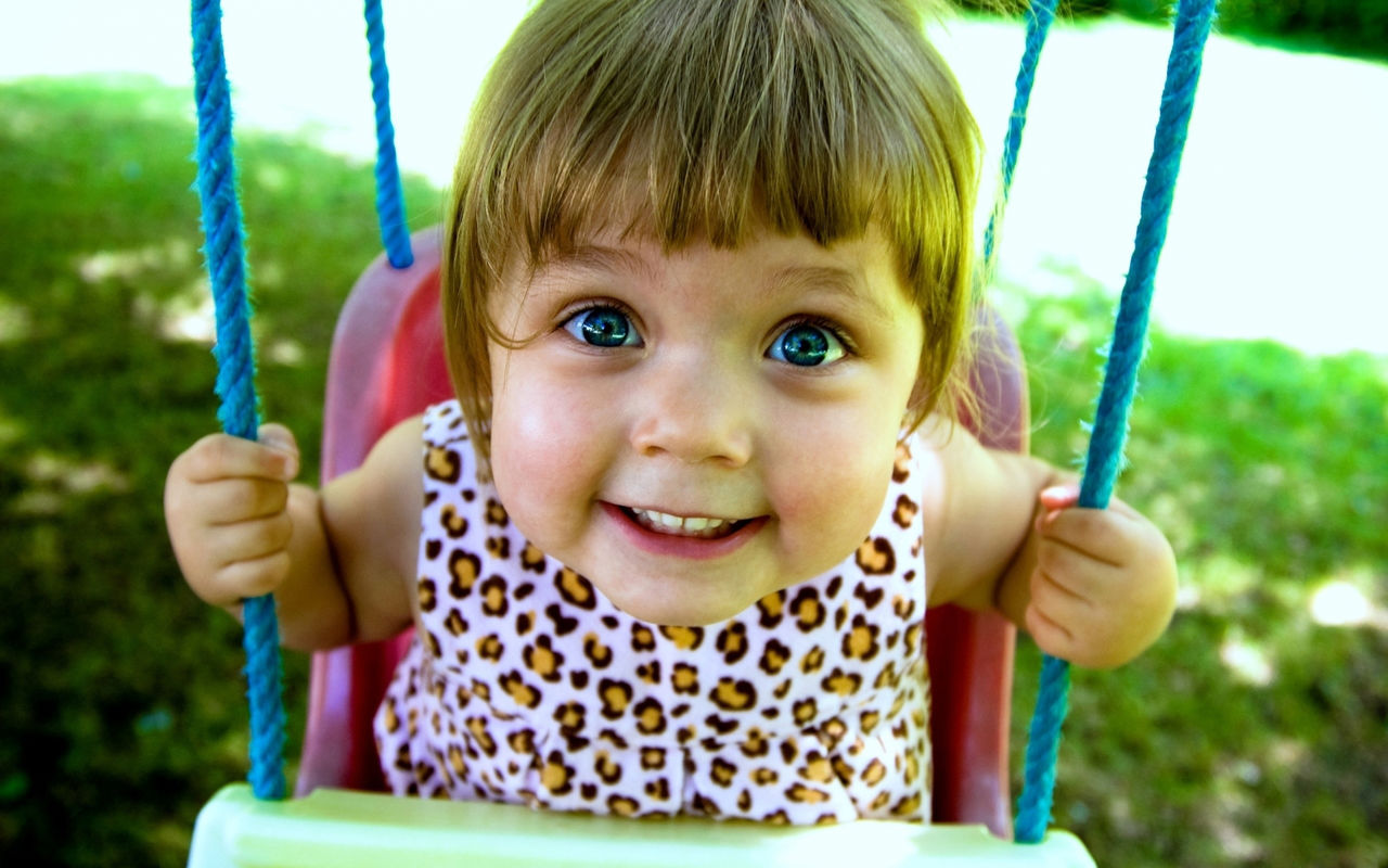 Улыбка помогает людям установить друг с другом контакт.