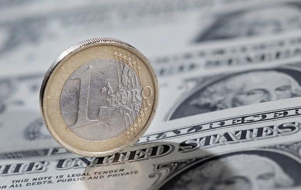 Евро продолжает дешеветь в ожидании заседания Европейского центробанка.