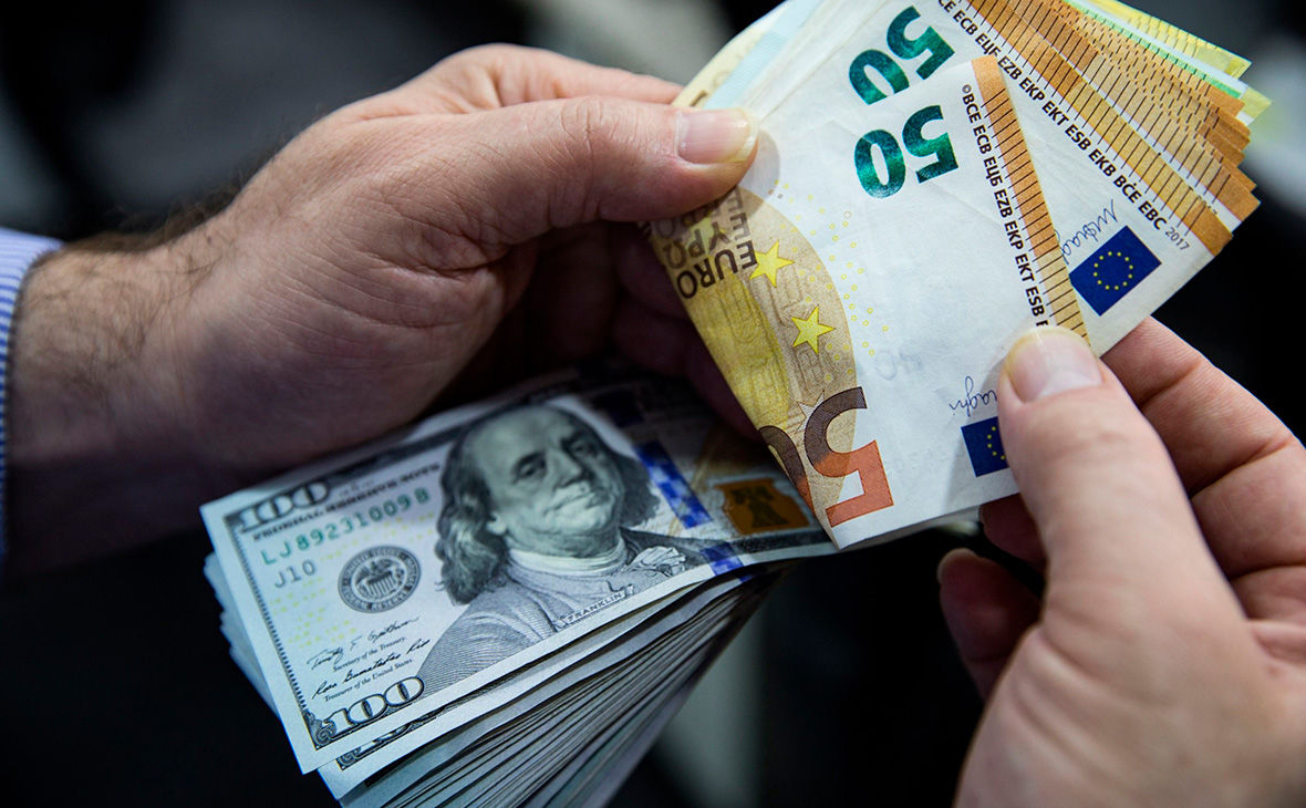 Прокуроры нашли €150 000 и $50 000 у одного из депутатов-перебежчиков.