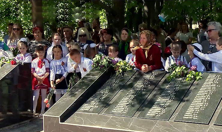 «Бессмертный полк» идет по главной улице села Гура-Быкулуй. 