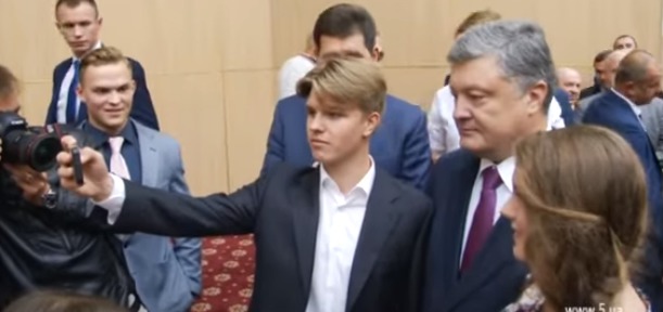 Cтудент поинтересовался, когда Порошенко отправит своих детей на передовую в Донбасс.