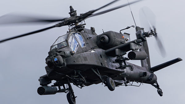 Вертолет AH-64 Apache на военных учениях в Латвии.