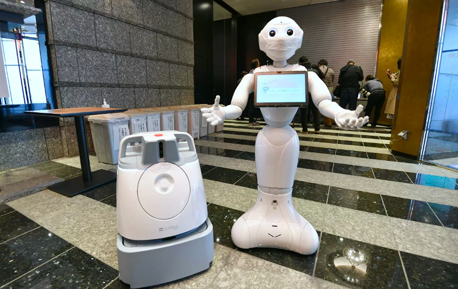 В Токио роботы начали обслуживать заболевших COVID-19.