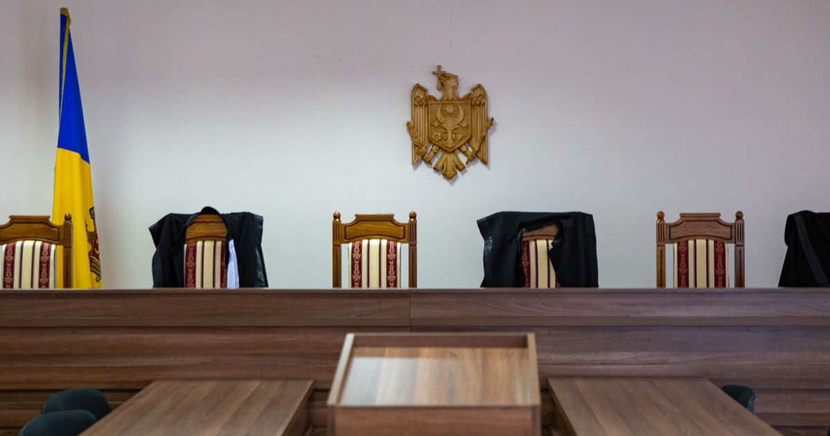O femeie condamnată la șase ani de închisoare a fugit înainte să fie încătușată.