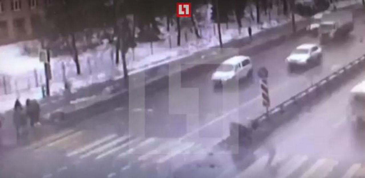 O ambulanță a lovit din plin mai multe persoane pe trecerea de pietoni