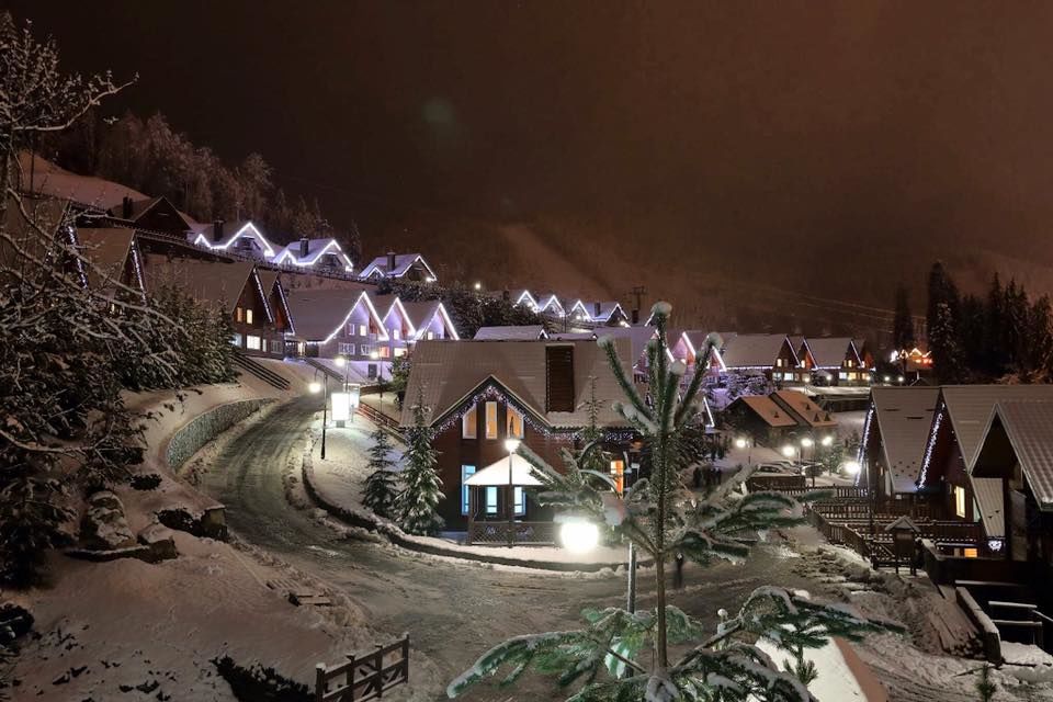 Iarnă în munții din Ucraina: Stațiune Bukovel, acoperită de zăpadă