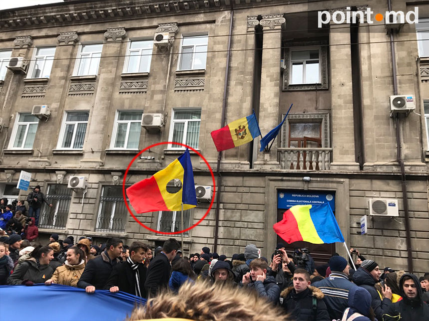 Согласно Конституции Республики Молдова, флаг, герб и гимн являются государственными символами и охраняются законом.