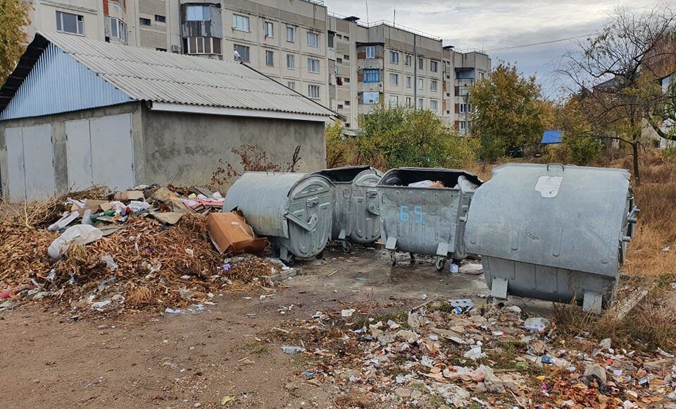 Бессарабка завалена мусором: нет денег на вывоз отходов и зарплаты местного ЖКХ.