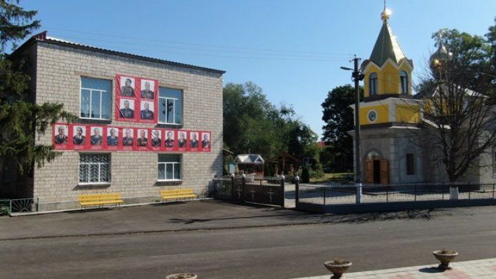 В одном из сел Единецкого района Дом культуры украсили портретом Сталина. Фото: publika.md.
