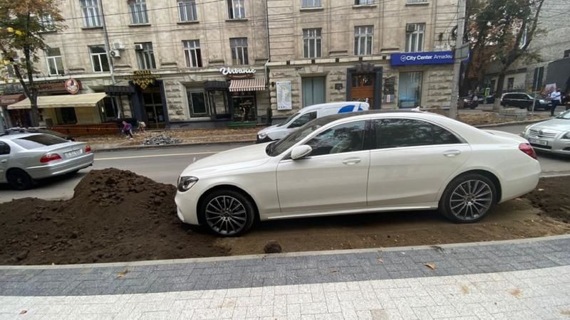 В Кишиневе водитель припарковался в зоне для зеленых насаждений.