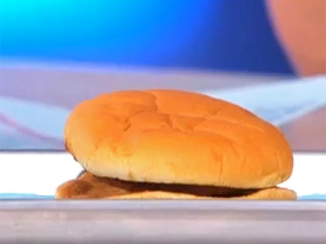 Случайно забытый гамбургер из McDonald's с 1999 года не изменился совсем. 