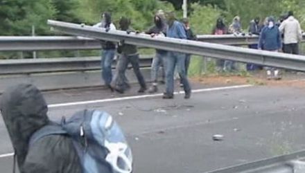 Forțele de ordine au intervenit cu gaze lacrimogene pentru a-i dispersa.