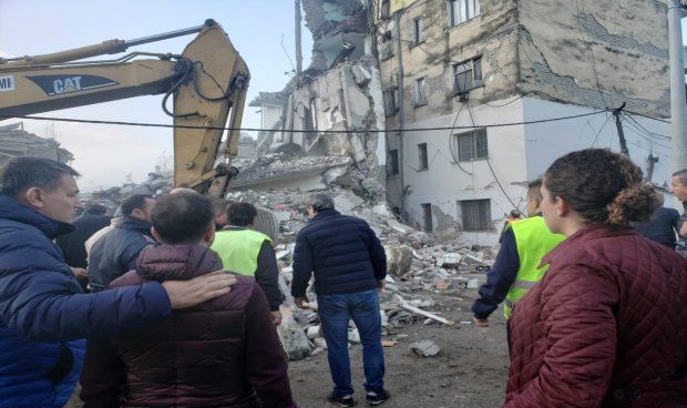 В Албании пропавшими без вести после ЧС остаются 11 человек.
