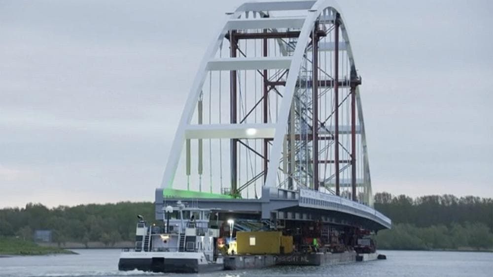 Ширина моста — 20 метров, высота арки составляет 40 метров.