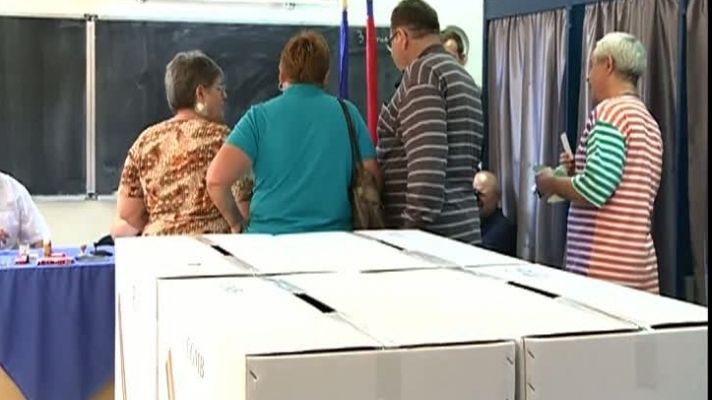 În apropierea mai multor secții de votare, era prezent afișajul electoral, la deschiderea secțiilor de votare din țară.