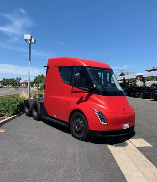 Прототип тягача Tesla Semi впервые попал на фото.