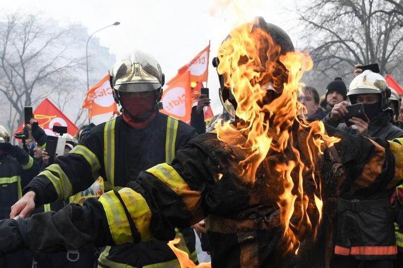 Французские пожарные вновь протестуют.