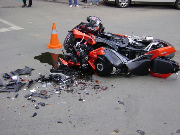 Un motociclist şi iubita lui, aruncaţi pe şosea după manevra unui şofer. Foto simbol: fagarasultau.ro