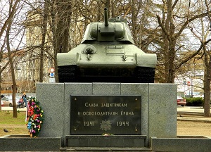 Торжественное мероприятие продолжится у Вечного огня, а днем на центральной площади состоится праздничный концерт.