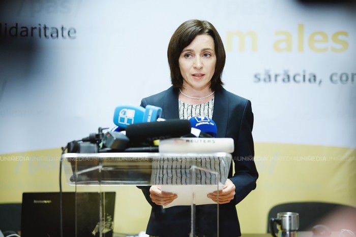 Maia Sandu pe facebook: „Mă întreb de ce pentru Igor Dodon decorarea lui Plahotniuc, împotriva căruia el ar fi promis să lupte, nu reprezintă o problemă”.