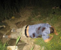  Poliţia din Sîngerei a reţinut un bărbat, de 40 de ani, suspectat de dublu omor. Acesta și-ar fi împuşcat doi prieteni, de 40 de ani fiecare.