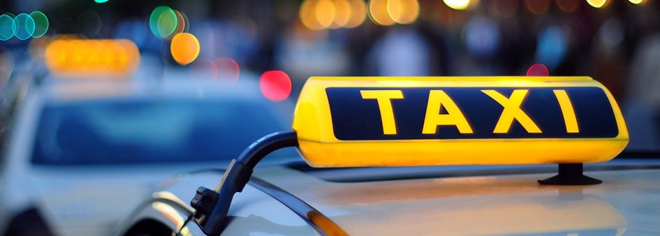 Un adolescent de 17 ani, lovit în plin de un taxi, în Capitală