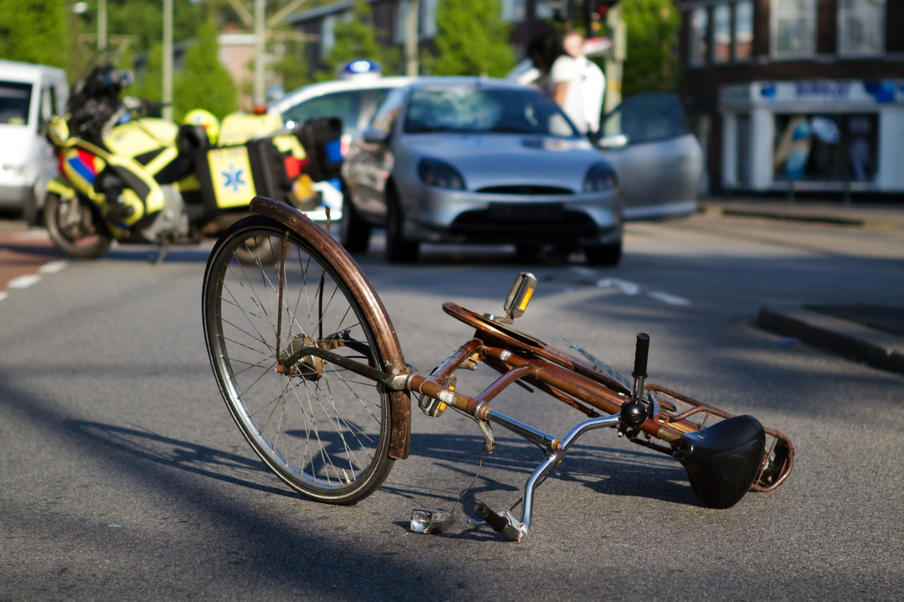 Un biciclist s-a ales cu capul spart, după ce a fost lovit de ușa unui microbuz de linie. Foto: moldova.org