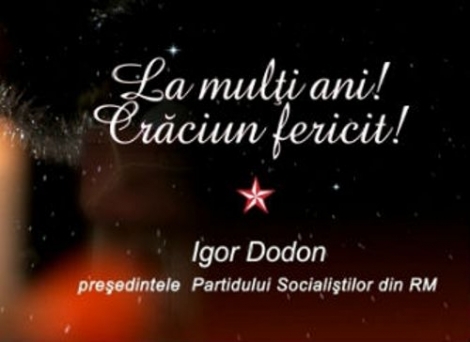 Dodon apare în imagini cu cei doi fii ai săi care împodobesc bradul. 