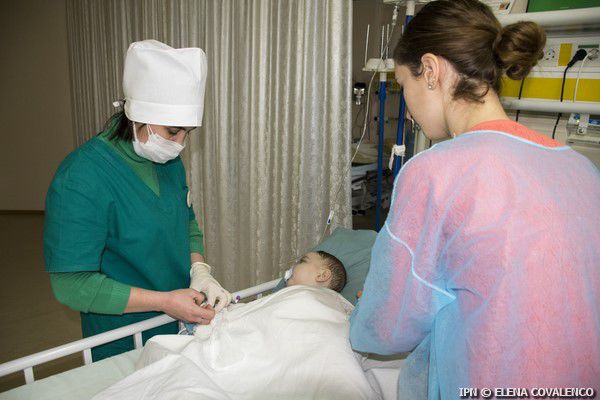 Un copil de doi ani a ajuns la spital opărit după ce a tras ceaşca cu cafea lăsată de către mama sa la marginea mesei.