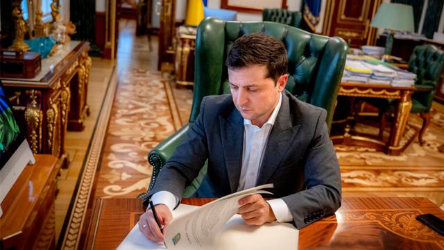Зеленский ввел в действие стратегию госбезопасности, Россия в ней названа угрозой.
