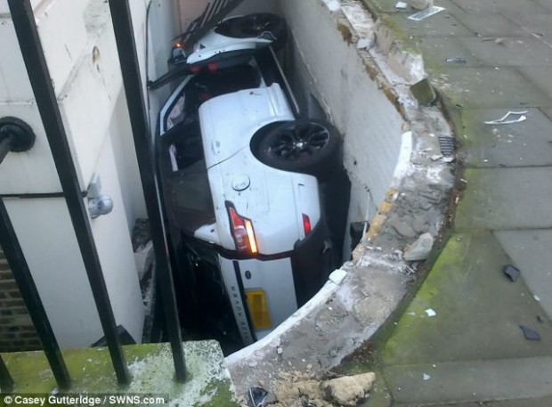 Acesta nu este un loc de parcare special proiectat pentru Range Rover Sport, însă SUV-ul s-a încadrat perfect între pereţii subsolului unei case din Londra, Marea Britanie.