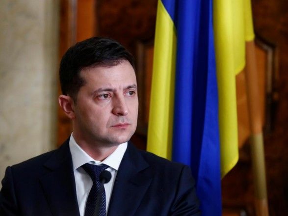 Зеленский заявил, что надбавки медикам нужно выплатить как можно скорее.