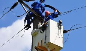 Un tânăr de aproximativ 30 de ani s-a urcat pe un pilon de înaltă tensiune, s-a electrocutat şi a căzut în gol de la câţiva metri.